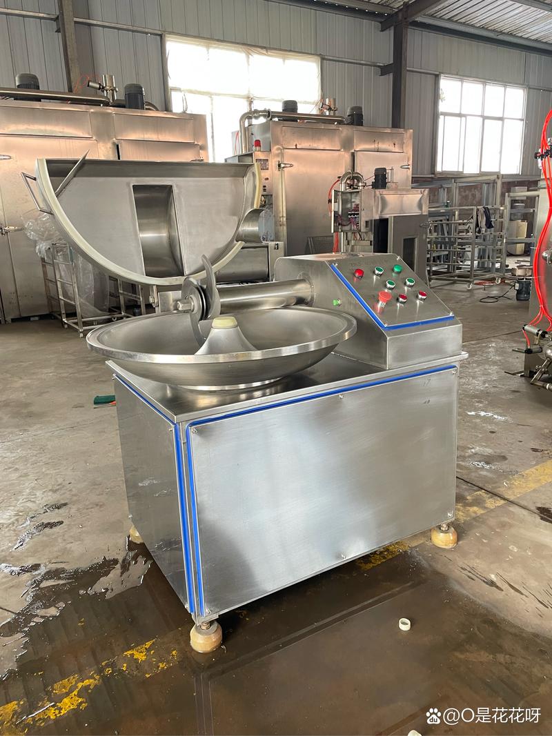 斬拌機的作用 1,斬拌機,可對原料肉進行斬切,攪拌和乳化,防止原料肉中